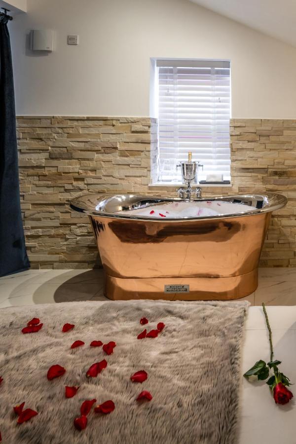 Pamper Yourself In Our Double Sized Copper Tub -2 Bedroom Villa Inverness Eksteriør bilde
